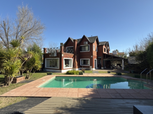 Casa en barrio La Masia, Pilar