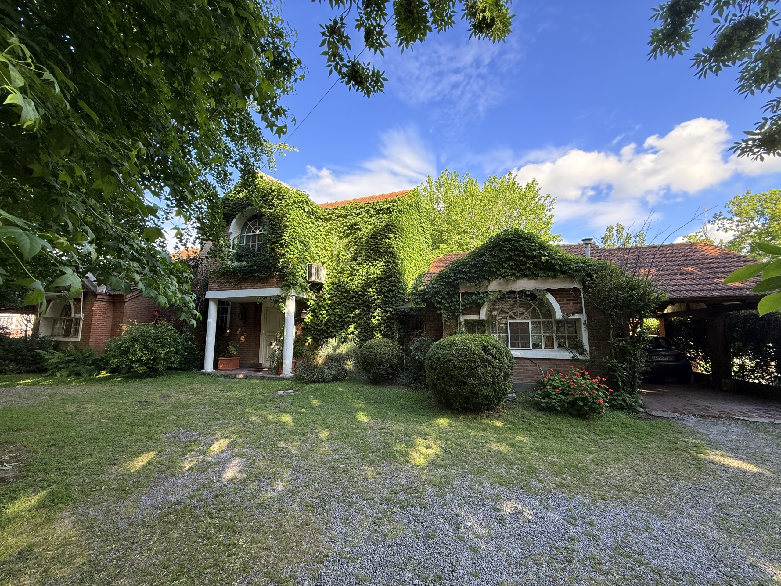 Aristobulo del Valle 2640 – Las Acacias